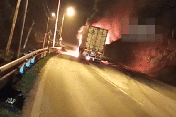 Clip: Khoảnh khắc container bốc cháy dữ dội trên quốc lộ, tài xế nhanh chân đạp cửa thoát thân