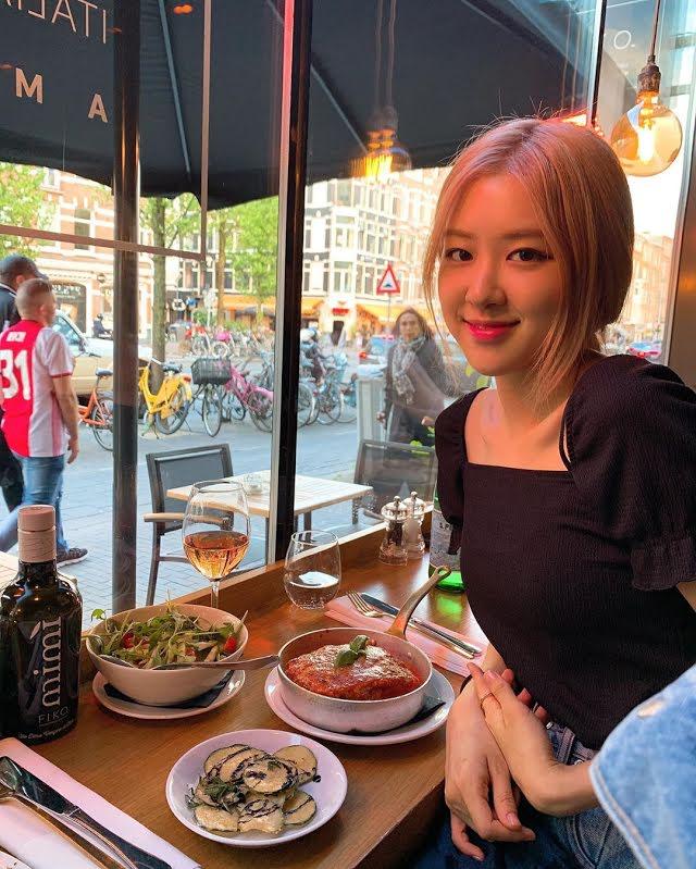 Rosé bật khóc ngay tại nhà hàng với lý do nghe mà muốn trầm cảm-3