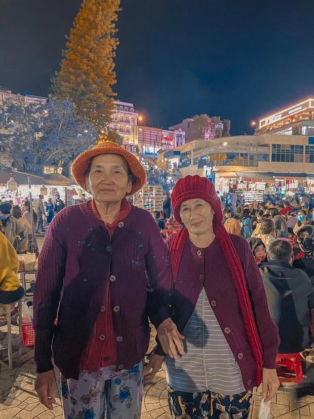 2 cụ bà dắt tay nhau vi vu khắp Đà Lạt, cháu gái tiết lộ mối quan hệ đặc biệt giữa họ suốt chục năm-2