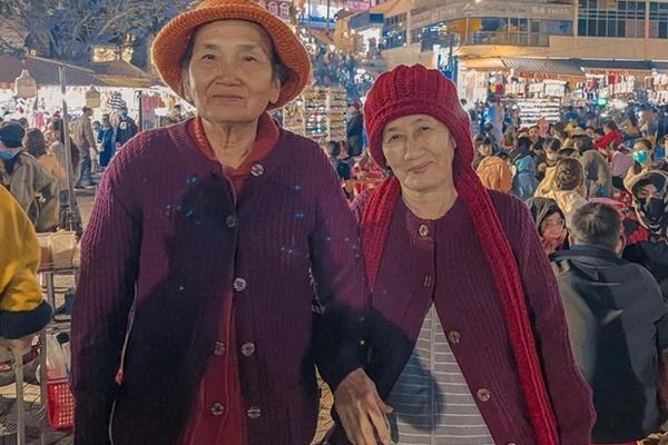 Hai cụ bà U80 lột xác thành siêu mẫu cực ngầu bên xe bán tải độ chế-10