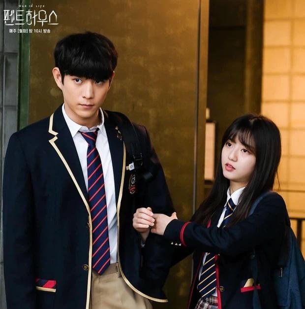 Nữ diễn viên làm nên điểm sáng ngọt ngào giữa những drama trong Penthouse-3