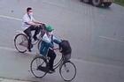 2 học sinh lớp 5 đạp xe 140km từ Thái Bình vào Thanh Hoá và câu chuyện xúc động