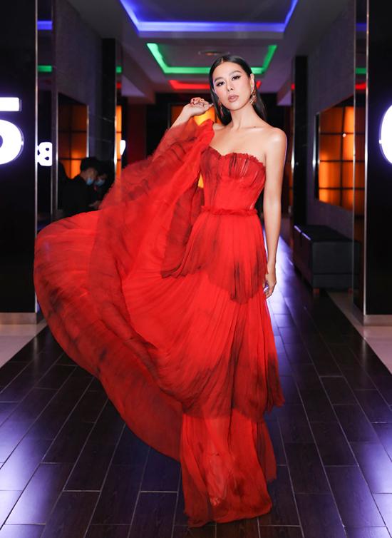 SAO MẶC ĐẸP: Minh Hằng khoét ngực hở bạo - Lan Ngọc lên đồ xuất sắc-3