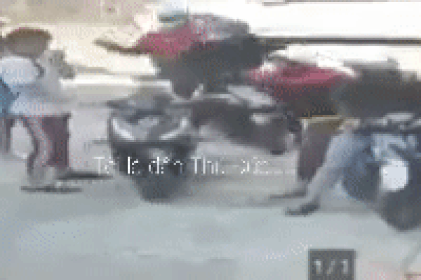 Clip: Xe tải đâm sập cổng nhà dân, xe máy trong sân bị đè nát-1