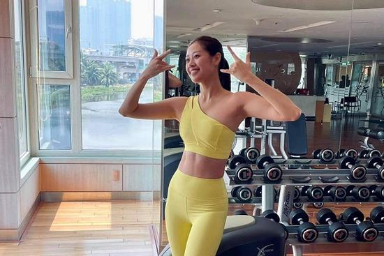 Khánh Vân khoe body 'cũng gì và này nọ' trước thềm Miss Universe