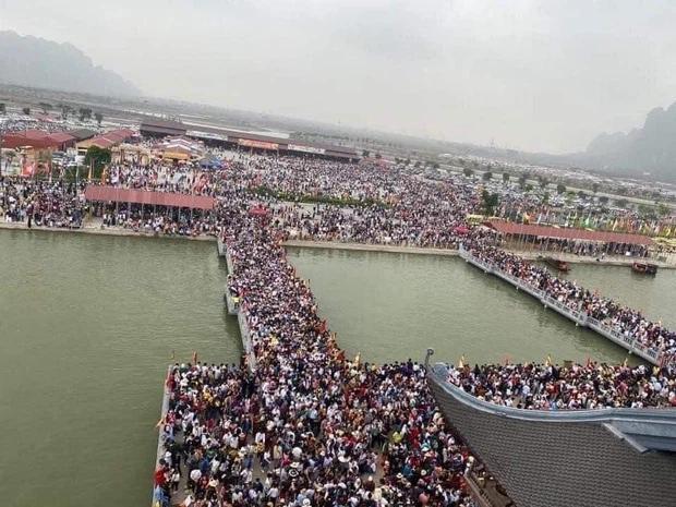 Choáng váng hàng trăm nghìn du khách chen nhau đi lễ chùa Tam Chúc-1