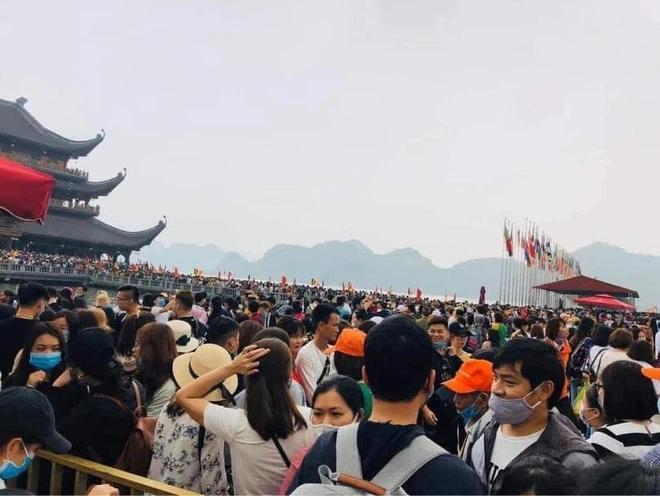 Choáng váng hàng trăm nghìn du khách chen nhau đi lễ chùa Tam Chúc-2