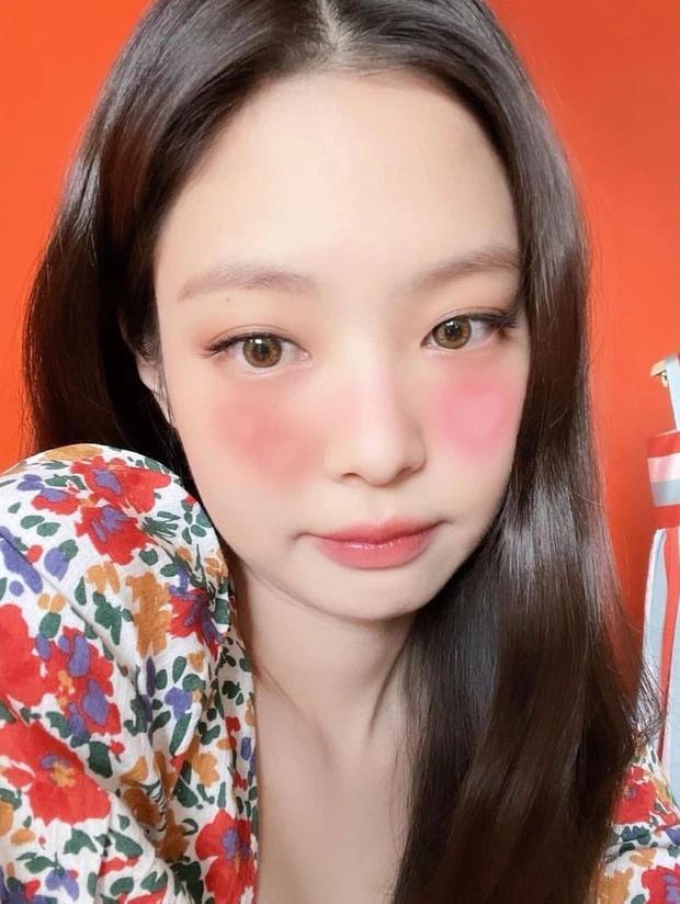Nhờ stylist sửa đồ mà visual Jennie như được nâng tầm-1