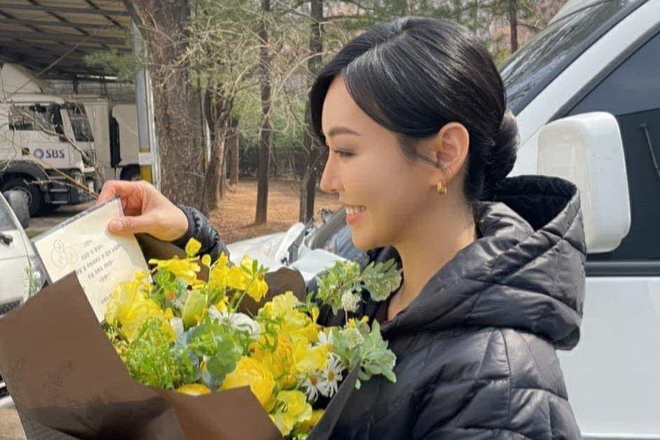 Bà cả Shim Soo Ryeon mua chuộc cả đoàn phim Penthouse-10