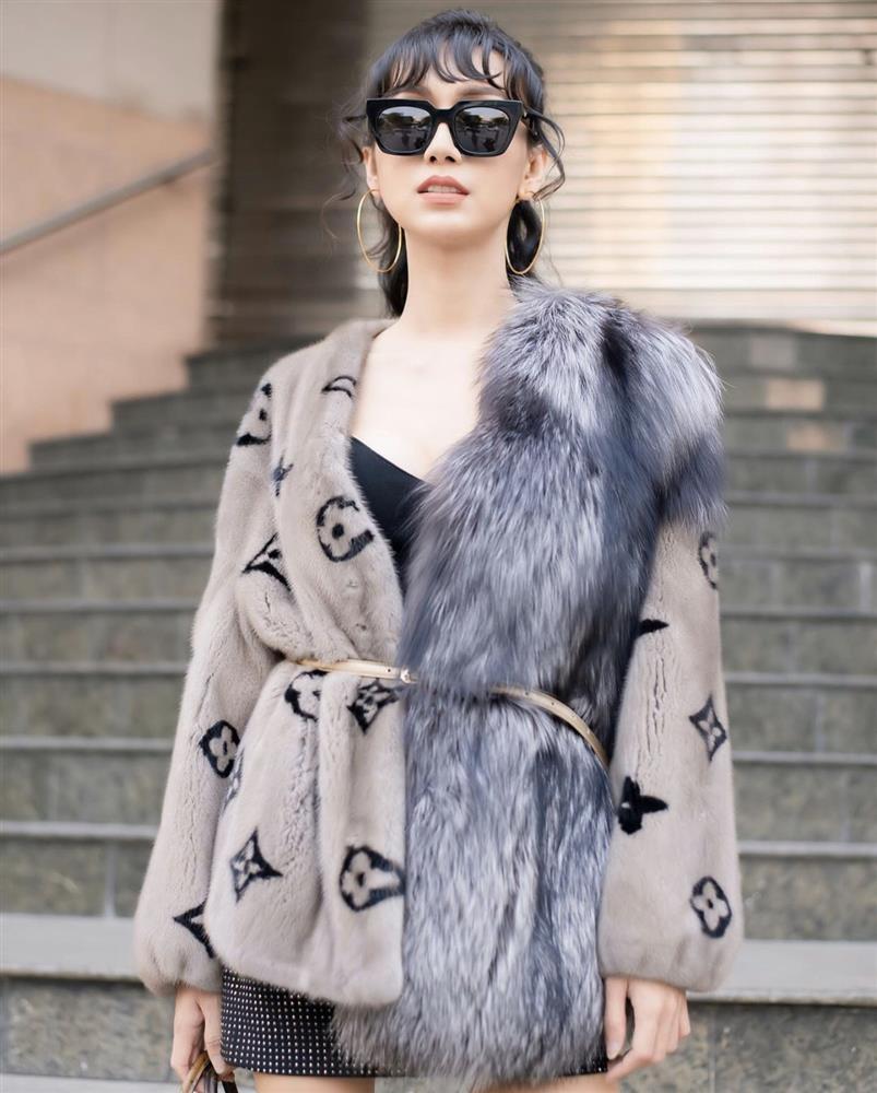 Lynk Lee lộ chân gầy gò còn bị soi diện đồ hiệu như hàng chợ-1