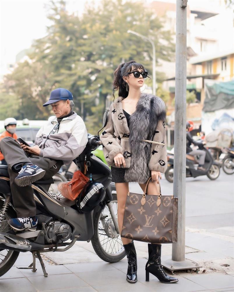 Lynk Lee lộ chân gầy gò còn bị soi diện đồ hiệu như hàng chợ-4