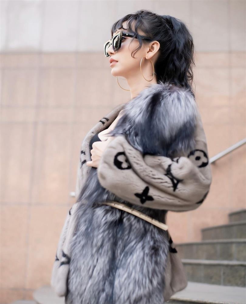 Lynk Lee lộ chân gầy gò còn bị soi diện đồ hiệu như hàng chợ-2