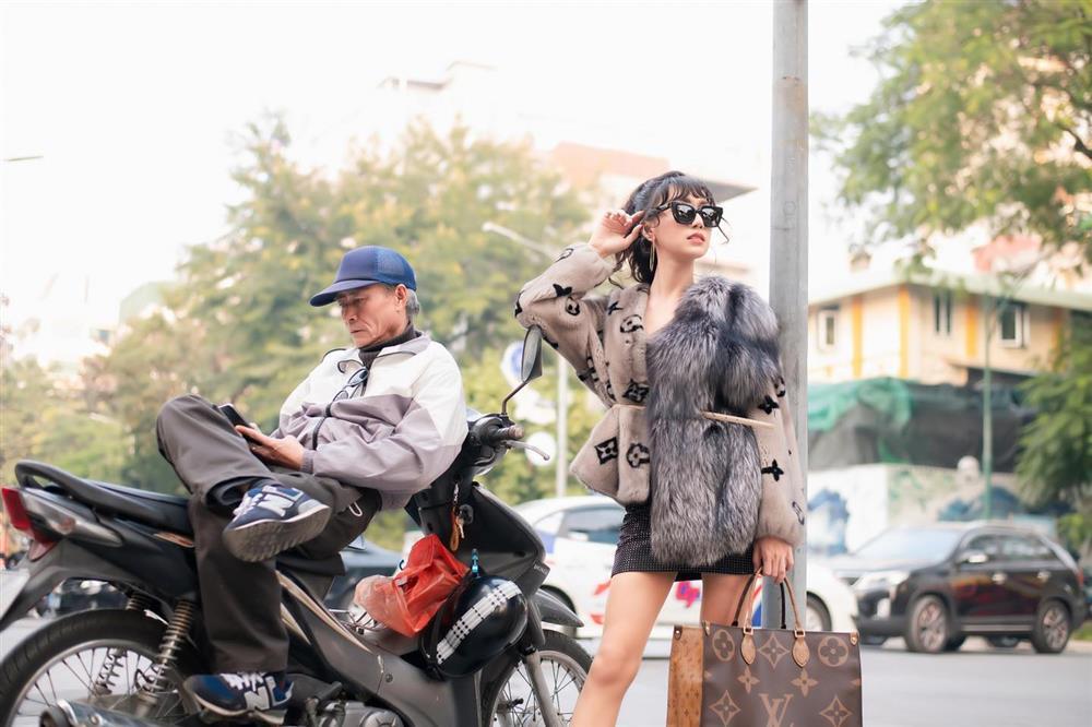 Lynk Lee lộ chân gầy gò còn bị soi diện đồ hiệu như hàng chợ-5