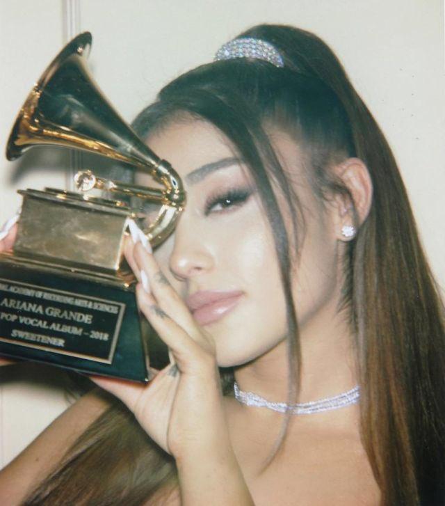 Bại trận trước Lady Gaga và Ariana Grande, fan BTS thắp sáng Twitter an ủi thần tượng-2