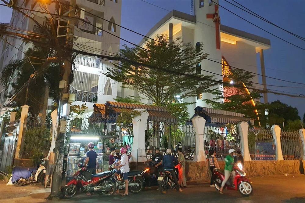 Rơi từ lầu cao xuống đất, nam sinh 15 tuổi ở TP HCM tử vong-1