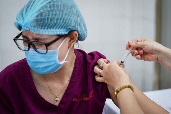 Một người rét run, co quắp sau tiêm vaccine Covid-19