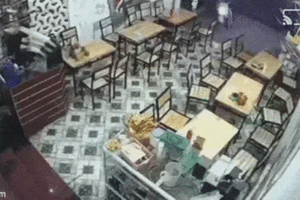 Clip: 2 cô gái phóng xe vào cửa hàng húc đổ cả loạt bàn ghế