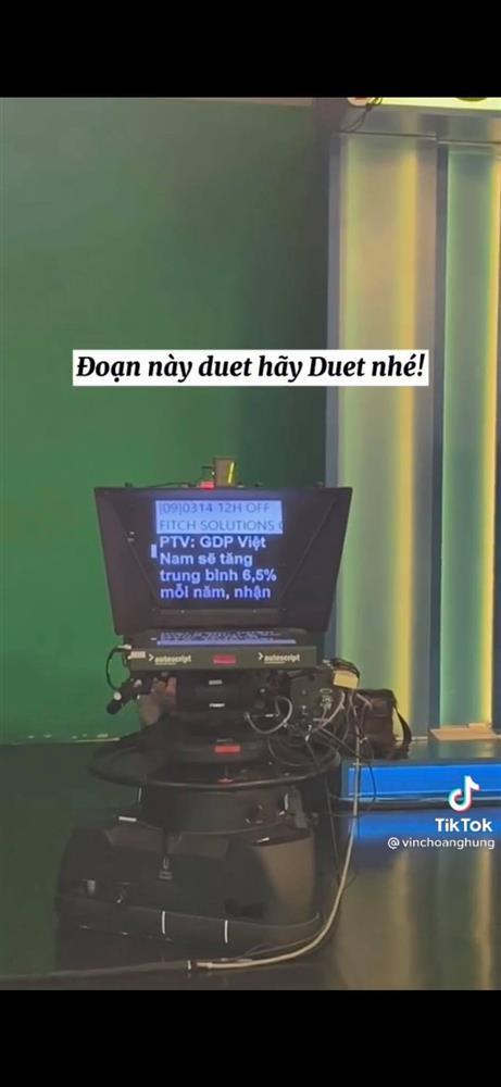 Nam MC bật mí về chiếc máy chạy chữ có tốc độ siêu khủng ở VTV-1