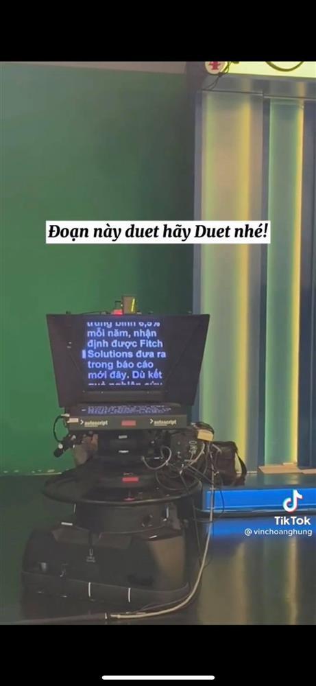Nam MC bật mí về chiếc máy chạy chữ có tốc độ siêu khủng ở VTV-2