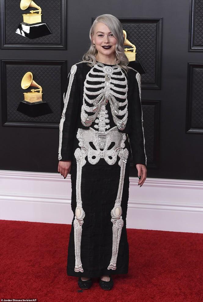 Phoebe Lucille Bridgers gây ấn tượng chẳng kém với thiết kế hình bộ xương. Cô định cosplay tham dự Halloween hay gì? Được biết, toàn bộ phần chi tiết đính kết bên ngoài đều do thợ của hãng Thom Browne làm.