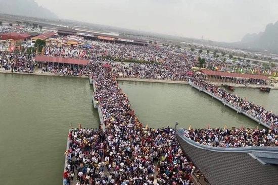 Tam Chúc thành… chen chúc và nỗi lo 'quả bom hẹn giờ' Covid-19