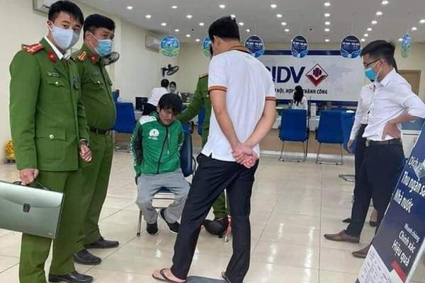 Cầm súng, mìn xông vào cướp ngân hàng ở Hà Nội-1