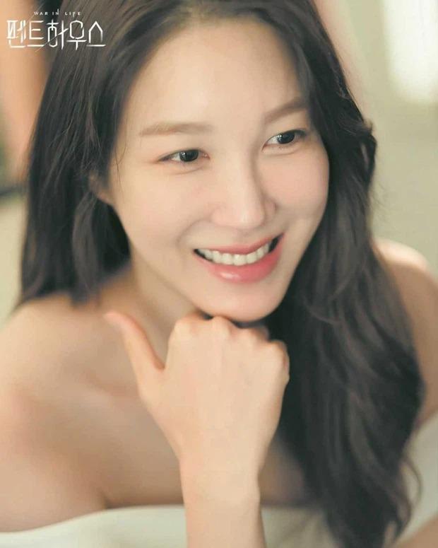 Mỹ nhân Penthouse: Phần 2 đổi phong cách 180 độ, sốc nhất đôi mắt thâm xì-3