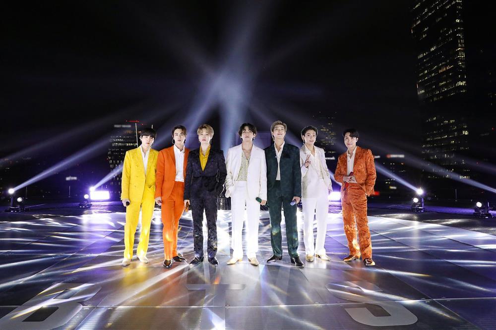 8 lần V BTS được khen mặc đẹp trông lãng tử nhất trên sân khấu  Phong  cách sao  Việt Giải Trí
