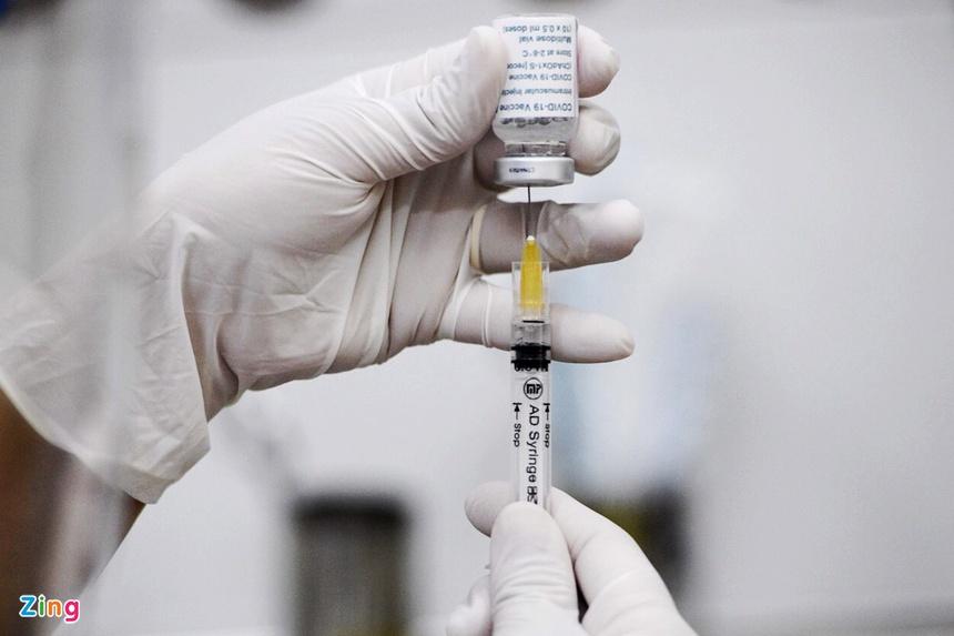 11 người gặp phản ứng nặng sau tiêm vaccine Covid-19, Bộ Y tế nói gì?-2