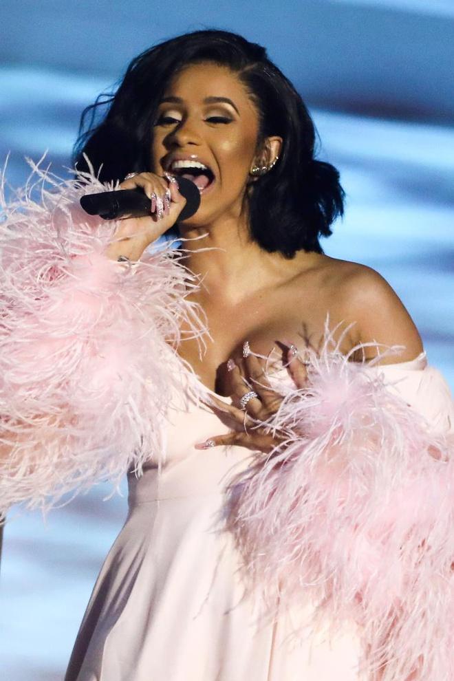 Taylor Swift, Rosé BLACKPINK muốn độn thổ vì váy áo bục chỉ-6