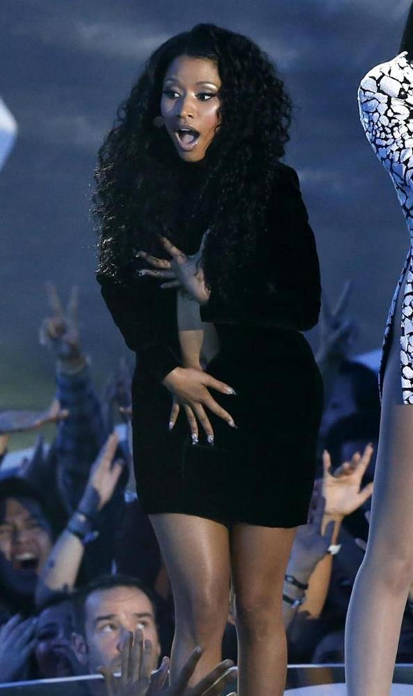 Taylor Swift, Rosé BLACKPINK muốn độn thổ vì váy áo bục chỉ-4