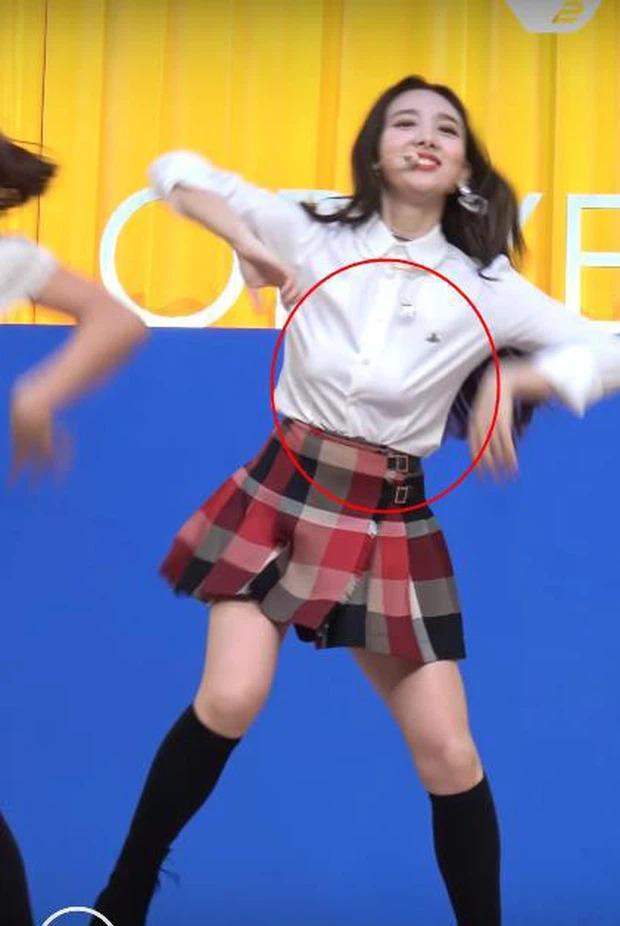 Taylor Swift, Rosé BLACKPINK muốn độn thổ vì váy áo bục chỉ-12