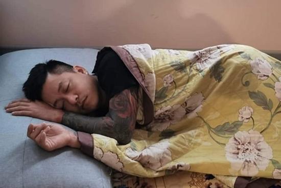 Tuấn Hưng đang ngủ ngon thì bị vợ cào cấu