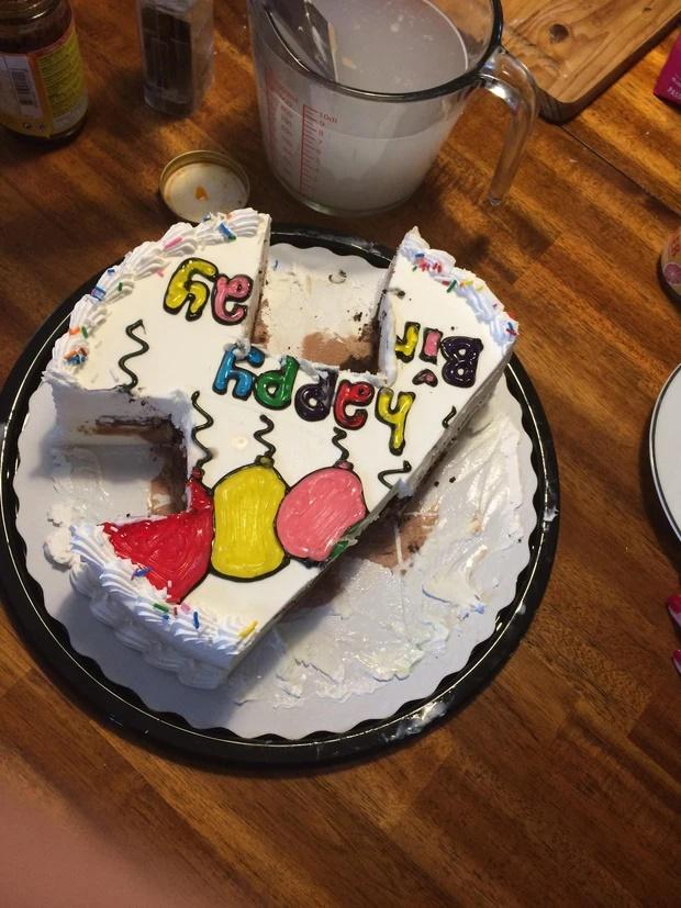 Những kiểu cắt bánh ngang ngược khiến ai nhìn cũng khó chịu-3