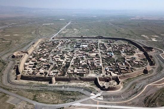 Pháo đài cổ 400 tuổi nằm giữa hoang mạc