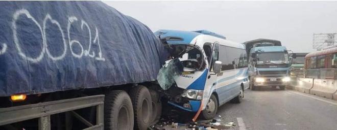 Xe chở đoàn đi lễ chùa đâm xe đầu kéo, 1 người chết, 21 người đi cấp cứu-1