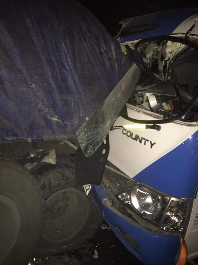 Xe chở đoàn đi lễ chùa đâm xe đầu kéo, 1 người chết, 21 người đi cấp cứu-3