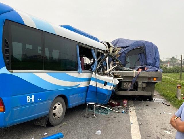 Xe chở đoàn đi lễ chùa đâm xe đầu kéo, 1 người chết, 21 người đi cấp cứu-4