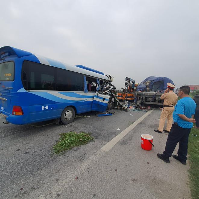 Xe chở đoàn đi lễ chùa đâm xe đầu kéo, 1 người chết, 21 người đi cấp cứu-6