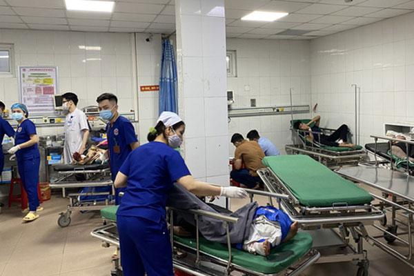 Xe chở đoàn đi lễ chùa đâm xe đầu kéo, 1 người chết, 21 người đi cấp cứu-2