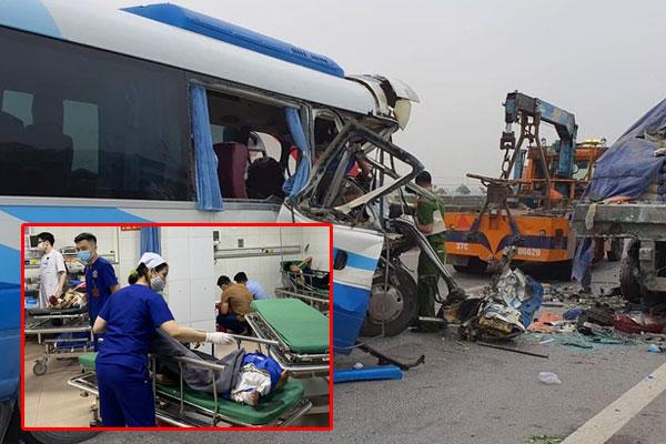 Xúc động: Nhân viên y tế cố gắng cấp cứu cho bệnh nhân trên xe cứu thương khi tắc đường-2