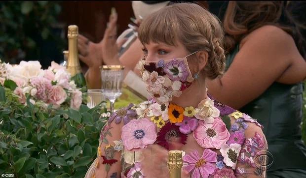 Khẩu trang chiếm spotlight Grammy 2021: Chiếc chất lừ, chiếc tấu hài-1