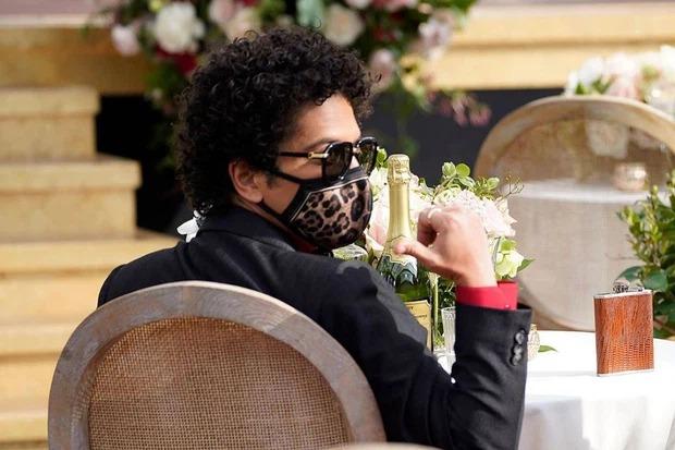 Khẩu trang chiếm spotlight Grammy 2021: Chiếc chất lừ, chiếc tấu hài-10