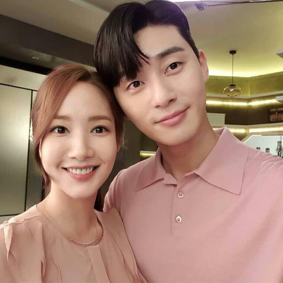 Park Min Young - Park Seo Joon bị soi diện đồ đôi tình tứ-6