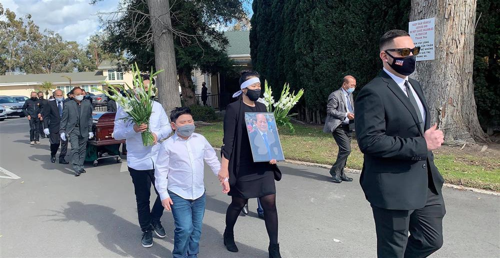 Vợ cũ Bằng Kiều mang 3 con trai đi dự tang nhà giúp việc-4