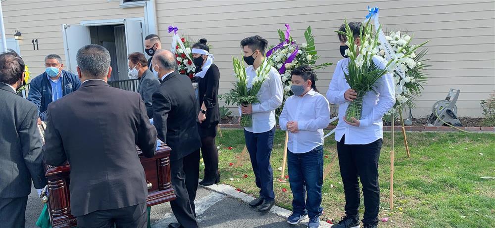 Vợ cũ Bằng Kiều mang 3 con trai đi dự tang nhà giúp việc