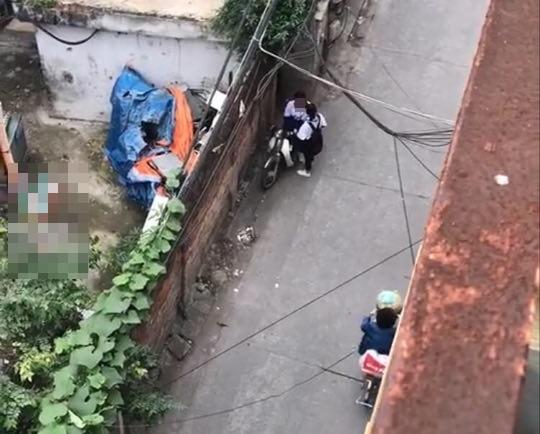 Mặc người lớn đi qua, cặp đôi cấp 3 vẫn hôn nhau ngấu nghiến-2