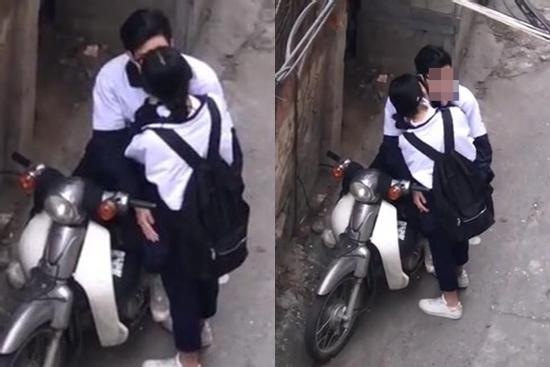 Mặc người lớn đi qua, cặp đôi cấp 3 vẫn hôn nhau ngấu nghiến