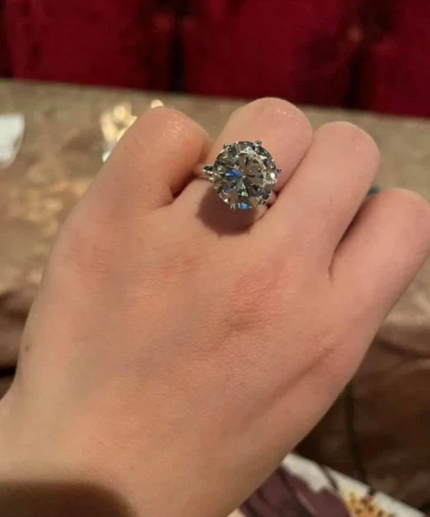 Định mua nhẫn kim cương của Ngọc Trinh tặng bạn gái, nghe xong giá thanh niên vội quay xe-2