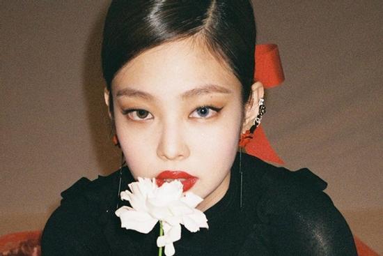 Thần thái 'không phải dạng vừa' của Jennie qua ảnh cận mặt